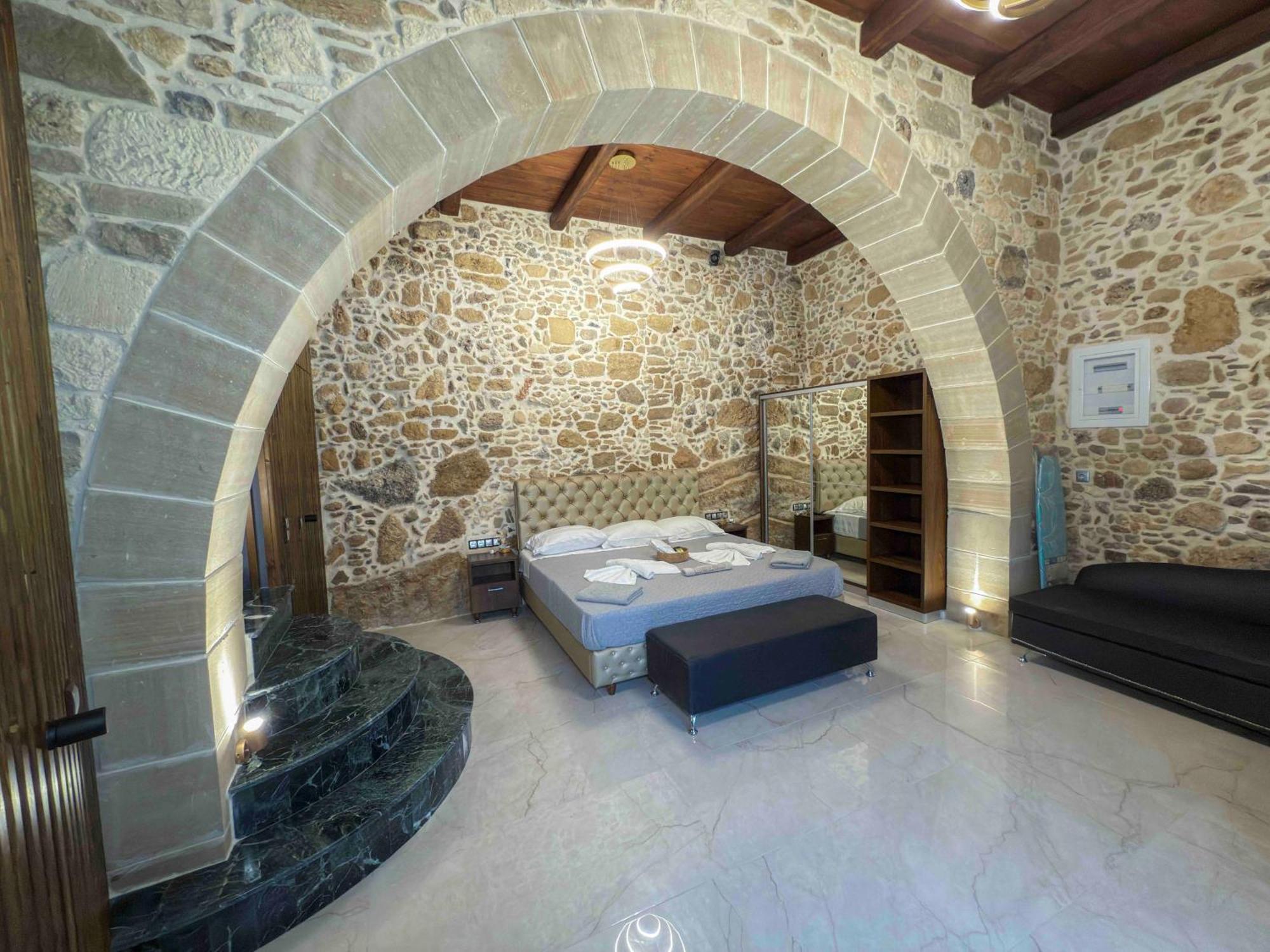 קיסאמוס Heated Private Ozone Salt Pool, Jacuzzi, Cinema, Ping Pong, Billiard, Ps5, Playground, Big Chess - Villa Rokka Luxe מראה חיצוני תמונה